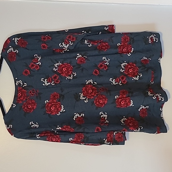 Torrid lightweight floral top size 2 quarter length sleeves blue red Spring - Picture 7 of 10